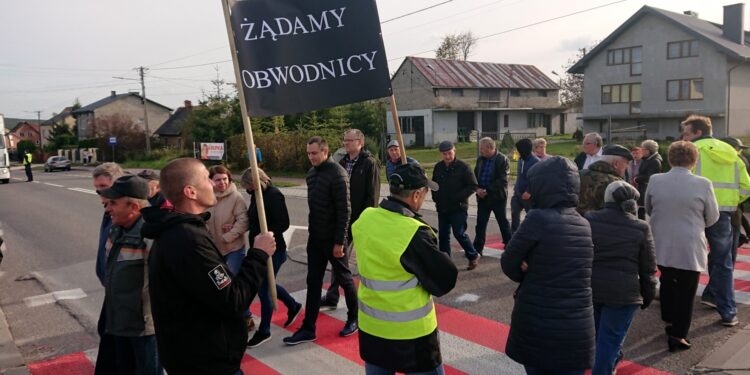 11.10.2019 Radkowice. Protest na drodze wojewódzkiej nr 763 / Mateusz Kaczmarczyk / Radio Kielce