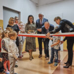 02.10.2019. Gowarczów. Otwarcie przedszkola/ Przecięcia wstęgi dokonal wójt Stanisław Pacocha / Magdalena Galas-Klusek / Radio Kielce