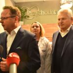 04.10.2019. Końskie. Andrzej Szejna i Aleksander Kwaśniewski w Przychodni Zdrowie / Magdalena Galas-Klusek / Radio Kielce