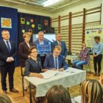 04.10.2019 Barycz. Wręczenie promesy na rozbudowę Specjalnego Ośrodka Szkolno-Wychowawczego w Baryczy. Na zdjęciu (siedzą, od lewej): wojewoda Agata Wojtyszek i Grzegorz Piec - starosta, (stoją, od lewej): Jarosław Staciwa - członek Rady Powiatu Koneckiego, poseł Maria Zuba, Jan Suszniak - dyrektor ośrodka w Baryczy, Wiesław Skowron - zastępca starosty koneckiego / Magdalena Galas-Klusek / Radio Kielce