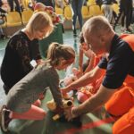 16.10.2019. Stąporków. Szkolenie dotyczące zasad resuscytacji w Szkole Podstawowej nr 2 w Stąporkowie. Na zdjęciu (od lewej): Dorota Łukomska - burmistrz Stąporkowa i Marcin Pytlos - ratownik Świętokrzyskiego Wodnego Ochotniczego Pogotowia Ratunkowego / Magdalena Galas-Klusek / Radio Kielce