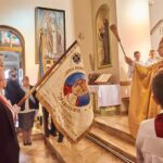 24.10.2019 Gowarczów. Święty Jan Paweł II został patronem Szkoły Podstawowej w Gowarczowie. Henryk Tomasik - biskup radomski święci sztandar szkoły / Magdalena Galas-Klusek / Radio Kielce