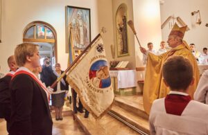 24.10.2019 Gowarczów. Święty Jan Paweł II został patronem Szkoły Podstawowej w Gowarczowie. Henryk Tomasik - biskup radomski święci sztandar szkoły / Magdalena Galas-Klusek / Radio Kielce
