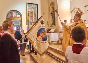 24.10.2019 Gowarczów. Święty Jan Paweł II został patronem Szkoły Podstawowej w Gowarczowie. Henryk Tomasik - biskup radomski święci sztandar szkoły / Magdalena Galas-Klusek / Radio Kielce