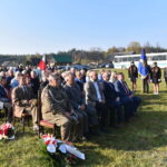 25.10.2019. Biały Ług. Obchody 75. rocznicy bitwy, stoczonej przez żołnierzy polskiego podziemia z Niemcami. Na zdjęciu (w pierwszym rzędzie, od lewej): Janusz Stępień - prezes Światowego Związku AK w Radoszycach, Wiesław Skowron - wicestarosta konecki, Mariusz Gosek - członek Zarządu Województwa Świętokrzyskiego, Dariusz Banasik - członek arządu starostwa, Robert Wielgopolan - wójt Słupi Koneckiej / Magdalena Galas-Klusek / Radio Kielce
