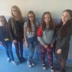 17.10.2019. Jędrzejów. Akcja obcinania włosów na rzecz kobiet chorych onkologicznie. Na zdjęciu od lewej: Lukrecja Grobelak, Julia Malarczyk, Katarzyna Haczyk, Oliwia Domagała, Małgorzata Rusin-Woźnica- nauczyciel / Ewa Pociejowska-Gawęda / Radio Kielce