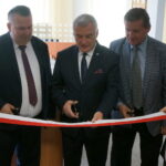 10.10.2019. Skarżysko-Kamienna. Otwarcie punktu informacyjnego o funduszach europejskich. Od lewej: Mariusz Bodo - sekretarz województwa, Andrzej Bętkowski - marszałek województwa świętokrzyskiego i Krzysztof Randla - zastępca dyrektora Departamentu Organizacji i Kadr urzędu marszałkowskiego / Wiktor Dziarmaga / Radio Kielce