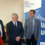 10.10.2019. Skarżysko-Kamienna. Otwarcie punktu informacyjnego o funduszach europejskich. Od lewej: Justyna Gołębiewska-Suchenia - kierownik punktu, Mariusz Bodo - sekretarz województwa, Andrzej Bętkowski - marszałek województwa świętokrzyskiego i Krzysztof Randla - zastępca dyrektora Departamentu Organizacji i Kadr urzędu marszałkowskiego / Wiktor Dziarmaga / Radio Kielce