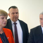 10.10.2019. Skarżysko-Kamienna. Otwarcie punktu informacyjnego o funduszach europejskich. Od lewej: Justyna Gołębiewska-Suchenia - kierownik punktu, Mariusz Bodo - sekretarz województwa i Andrzej Bętkowski - marszałek województwa świętokrzyskiego / Wiktor Dziarmaga / Radio Kielce