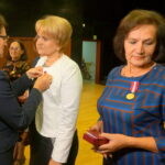 11.10.2019. Kielce. Wojewódzkie Obchody Dnia Edukacji Narodowej. Agata Wojtyszek - wojewoda świętokrzyski wręcza nauczycielom medale za długoletnią pracę / Kamil Król / Radio Kielce