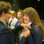 11.10.2019. Kielce. Wojewódzkie Obchody Dnia Edukacji Narodowej. Agata Wojtyszek - wojewoda świętokrzyski wręcza nauczycielom medale za długoletnią pracę / Kamil Król / Radio Kielce