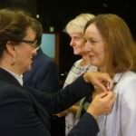 11.10.2019. Kielce. Wojewódzkie Obchody Dnia Edukacji Narodowej. Agata Wojtyszek - wojewoda świętokrzyski wręcza nauczycielom medale za długoletnią pracę / Kamil Król / Radio Kielce