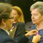 11.10.2019. Kielce. Wojewódzkie Obchody Dnia Edukacji Narodowej. Agata Wojtyszek - wojewoda świętokrzyski wręcza nauczycielom medale za długoletnią pracę / Kamil Król / Radio Kielce