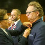 11.10.2019. Kielce. Wojewódzkie Obchody Dnia Edukacji Narodowej. Agata Wojtyszek - wojewoda świętokrzyski wręcza nauczycielom medale za długoletnią pracę / Kamil Król / Radio Kielce