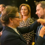 11.10.2019. Kielce. Wojewódzkie Obchody Dnia Edukacji Narodowej. Agata Wojtyszek - wojewoda świętokrzyski wręcza nauczycielom medale za długoletnią pracę / Kamil Król / Radio Kielce