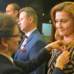 11.10.2019. Kielce. Wojewódzkie Obchody Dnia Edukacji Narodowej. Agata Wojtyszek - wojewoda świętokrzyski wręcza nauczycielom medale za długoletnią pracę / Kamil Król / Radio Kielce