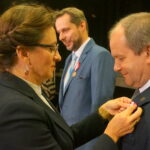 11.10.2019. Kielce. Wojewódzkie Obchody Dnia Edukacji Narodowej. Agata Wojtyszek - wojewoda świętokrzyski wręcza nauczycielom medale za długoletnią pracę / Kamil Król / Radio Kielce
