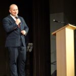 01.10.2019 Jędrzejów. Inauguracja roku akademickiego na Uniwersytecie Trzeciego Wieku. Na zdjęciu: Marcin Piszczek - burmistrz Jędrzejowa / Ewa Pociejowska-Gawęda / Radio Kielce