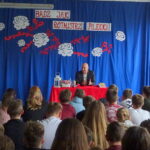 03.10.2019. Jędrzejów. Wykład Tadeusza Płużańskiego o rotmistrzu Witoldzie Pileckim. Uczniowie Szkoły Podstawowej nr 3 / Ewa Pociejowska-Gawęda / Radio Kielce