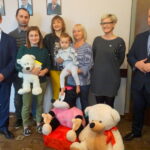 04.10.2019. Jędrzejów. Przekazanie pieniędzy rodzicom 18-miesięcznej Jagódki Stradomskiej ze Skroniowa, która urodziła się bez rączek.