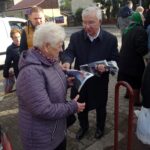 10.10.2019 Jędrzejów. Spotkanie posła Krzysztofa Lipca i Tomasza Puchrowicza z mieszkańcami na targowisku / Ewa Pociejowska-Gawęda / Radio Kielce