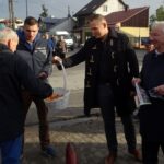 10.10.2019 Jędrzejów. Spotkanie posła Krzysztofa Lipca (z prawej) i Tomasza Puchrowicza (w środku) z mieszkańcami na targowisku / Ewa Pociejowska-Gawęda / Radio Kielce