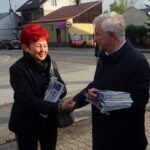 10.10.2019 Jędrzejów. Spotkanie posła Krzysztofa Lipca i Tomasza Puchrowicza z mieszkańcami na targowisku / Ewa Pociejowska-Gawęda / Radio Kielce