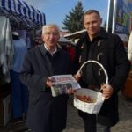 10.10.2019 Jędrzejów. Spotkanie posła Krzysztofa Lipca i Tomasza Puchrowicza z mieszkańcami na targowisku / Ewa Pociejowska-Gawęda / Radio Kielce