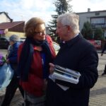 10.10.2019 Jędrzejów. Spotkanie posła Krzysztofa Lipca i Tomasza Puchrowicza z mieszkańcami na targowisku / Ewa Pociejowska-Gawęda / Radio Kielce