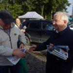 10.10.2019 Jędrzejów. Spotkanie posła Krzysztofa Lipca i Tomasza Puchrowicza z mieszkańcami na targowisku / Ewa Pociejowska-Gawęda / Radio Kielce