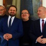 11.10.2019 Jędrzejów. Przekazanie rządowych pieniędzy na renowację elewacji klasztoru cystersów. Na zdjęciu (od lewej): ojciec Rafał Ścibiorowski - opat klasztoru, Bartłomiej Orzeł - doradca prezesa Rady Ministrów, ojciec Bruno Paterewicz - przeor klasztorze ojców cystersów w Jędrzejowie i Marcin Piszczek - burmistrz Jędrzejowa / Ewa Pociejowska-Gawęda / Radio Kielce