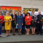 15.10.2019. Jędrzejów. Dzień Edukacji Narodowej. Nagrodzeni nauczyciele. Na zdjęciu (w środku): wojewoda Agata Wojtyszek i Paweł Faryna - starosta jędrzejowski / Ewa Pociejowska-Gawęda / Radio Kielce