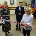 17.10.2019 Jędrzejów. Oficjalne oddanie do użytku nowego internatu Specjalnego Ośrodka Szkolno-Wychowawczego im. Marii Grzegorzewskiej. Przecięcia wstęgi dokonuje Maria Barańska - wicestarosta jędrzejowski / Ewa Pociejowska-Gawęda / Radio Kielce