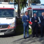 21.10.2019. Jędrzejów. Przekazanie samochodów dla OSP w Chorzewie oraz Klubu Sportowego Piaskowianka. Na zdjęciu (od lewej): Paweł Faryna - starosta jędrzejowski, Marek Bogusławki - członek zarządu województwa świętokrzyskiego, Marcin Piszczek - burmistrz Jędrzejowa i Robert Kruk – przewodniczący Rady Miejskiej w Jędrzejowie / Ewa Pociejowska-Gawęda / Radio Kielce