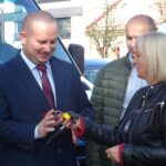 21.10.2019. Jędrzejów. Przekazanie samochodów dla OSP w Chorzewie oraz Klubu Sportowego Piaskowianka. Na zdjęciu (od lewej): Marcin Piszczek - burmistrz Jędrzejowa, Robert Kruk – przewodniczący Rady Miejskiej w Jędrzejowie i Maria Barańska - wicestarosta jędrzejowski / Ewa Pociejowska-Gawęda / Radio Kielce