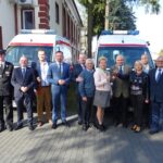 21.10.2019. Jędrzejów. Przekazanie samochodów dla OSP w Chorzewie oraz Klubu Sportowego Piaskowianka. Na zdjęciu (od lewej): druh Łukasz Chabior, Jarosław Sułek - prezes OSP Chorzewa, Marek Bogusławki - członek zarządu województwa świętokrzyskiego, druh Grzegorz Kałka, Paweł Faryna - starosta jędrzejowski, Marcin Piszczek - burmistrz Jędrzejowa, Aleksander Słomian - sołtys wsi Piaski, Anna Mitręga - przewodnicząca KGW Piaskowianki, Wacław Kędra - radny Rady Miejskiej w Jędrzejowie, Maria Barańska - wicestarosta jędrzejowski, Robert Kruk – przewodniczący Rady Miejskiej w Jędrzejowie, Marek Mentel – przewodniczący Rady Powiatu Jędrzejowskiego, Tomasz Puchrowicz – członek zarządu powiatu jędrzejowskiego i Jarosław Krawczyk – członek zarządu powiatu jędrzejowskiego / Ewa Pociejowska-Gawęda / Radio Kielce