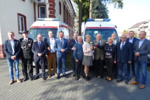 21.10.2019. Jędrzejów. Przekazanie samochodów dla OSP w Chorzewie oraz Klubu Sportowego Piaskowianka. Na zdjęciu (od lewej): druh Łukasz Chabior, Jarosław Sułek - prezes OSP Chorzewa, Marek Bogusławki - członek zarządu województwa świętokrzyskiego, druh Grzegorz Kałka, Paweł Faryna - starosta jędrzejowski, Marcin Piszczek - burmistrz Jędrzejowa, Aleksander Słomian - sołtys wsi Piaski, Anna Mitręga - przewodnicząca KGW Piaskowianki, Wacław Kędra - radny Rady Miejskiej w Jędrzejowie, Maria Barańska - wicestarosta jędrzejowski, Robert Kruk – przewodniczący Rady Miejskiej w Jędrzejowie, Marek Mentel – przewodniczący Rady Powiatu Jędrzejowskiego, Tomasz Puchrowicz – członek zarządu powiatu jędrzejowskiego i Jarosław Krawczyk – członek zarządu powiatu jędrzejowskiego / Ewa Pociejowska-Gawęda / Radio Kielce