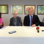 25.10.2019 Jędrzejów. Podpisanie umowy na budowę drogi w ciągu ulicy Jasionka. Na zdjęciu (od lewej): Marta Pędzik-Prawda - naczelnik Wydziału Inwestycji i Utrzymania Infrastruktury Technicznej Urzędu Miejskiego w Jędrzejowie, Tomasz Biały - pełnomocnik wykonawcy, burmistrz Marcin Piszczek i wicewojewoda Bartłomiej Dorywalski / Ewa Pociejowska-Gawęda / Radio Kielce