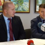 25.10.2019 Jędrzejów. Podpisanie umowy na budowę drogi w ciągu ulicy Jasionka. Na zdjęciu (od lewej): burmistrz Marcin Piszczek i wicewojewoda Bartłomiej Dorywalski / Ewa Pociejowska-Gawęda / Radio Kielce