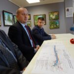 25.10.2019 Jędrzejów. Podpisanie umowy na budowę drogi w ciągu ulicy Jasionka. Na zdjęciu (od lewej): Tomasz Biały - pełnomocnik wykonawcy, burmistrz Marcin Piszczek i wicewojewoda Bartłomiej Dorywalski / Ewa Pociejowska-Gawęda / Radio Kielce