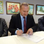 25.10.2019 Jędrzejów. Podpisanie umowy na budowę drogi w ciągu ulicy Jasionka. Na zdjęciu (od lewej): Tomasz Biały - pełnomocnik wykonawcy, burmistrz Marcin Piszczek i wicewojewoda Bartłomiej Dorywalski / Ewa Pociejowska-Gawęda / Radio Kielce