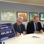 25.10.2019 Jędrzejów. Podpisanie umowy na budowę drogi w ciągu ulicy Jasionka. Na zdjęciu (od lewej): Marta Pędzik-Prawda - naczelnik Wydziału Inwestycji i Utrzymania Infrastruktury Technicznej Urzędu Miejskiego w Jędrzejowie, Tomasz Biały - pełnomocnik wykonawcy, burmistrz Marcin Piszczek i wicewojewoda Bartłomiej Dorywalski / Ewa Pociejowska-Gawęda / Radio Kielce