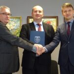 25.10.2019 Jędrzejów. Podpisanie umowy na budowę drogi w ciągu ulicy Jasionka. Na zdjęciu (od lewej): Tomasz Biały - pełnomocnik wykonawcy, burmistrz Marcin Piszczek i wicewojewoda Bartłomiej Dorywalski / Ewa Pociejowska-Gawęda / Radio Kielce