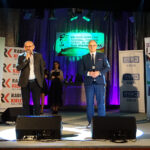 26.10.2019. Małogoszcz. XVII Ogólnopolski Festiwal Piosenki Dzieci i Młodzieży „Nad Wierną Rzeką”. Na zdjęciu (od lewej): Zbigniew Tracz - dyrektor Domu Kultury w Małogoszczu i Mariusz Piotrowski - burmistrz Małogoszcza / Ewa Pociejowska-Gawęda / Radio Kielce