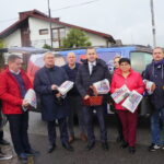 05.10.2019. Busko-Zdrój. Poseł Michał Cieślak zachęcał na placu targowym do aktywnego udziału w głosowaniu / Michał Kita / Radio Kielce