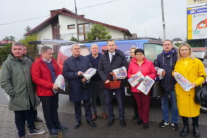 05.10.2019. Busko-Zdrój. Poseł Michał Cieślak zachęcał na placu targowym do aktywnego udziału w głosowaniu / Michał Kita / Radio Kielce