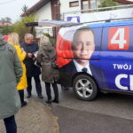 05.10.2019. Busko-Zdrój. Poseł Michał Cieślak zachęcał na placu targowym do aktywnego udziału w głosowaniu / Michał Kita / Radio Kielce