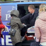 05.10.2019. Busko-Zdrój. Poseł Michał Cieślak zachęcał na placu targowym do aktywnego udziału w głosowaniu / Michał Kita / Radio Kielce