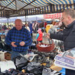 05.10.2019. Busko-Zdrój. Poseł Michał Cieślak zachęcał na placu targowym do aktywnego udziału w głosowaniu / Michał Kita / Radio Kielce