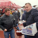 05.10.2019. Busko-Zdrój. Poseł Michał Cieślak zachęcał na placu targowym do aktywnego udziału w głosowaniu / Michał Kita / Radio Kielce